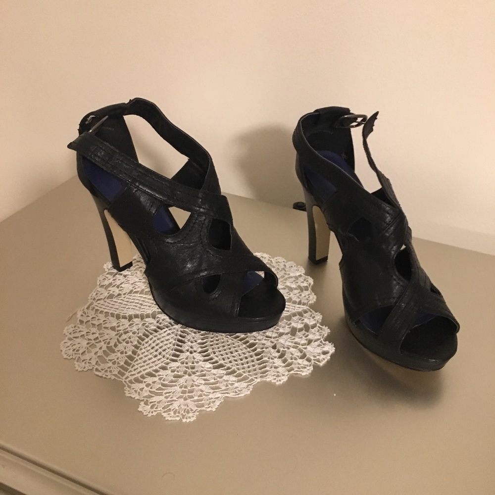 Shoe - Picture 2 of 5
